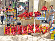 Киоск для продажи свежего гранатового сока в Старом городе в Иерусалиме.