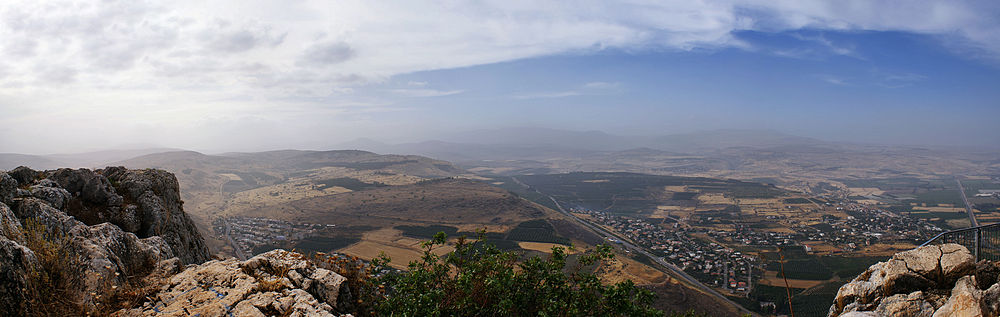 Башня древнего Мигдала (справа) и Харам (слева) - вид с горы Арбель.