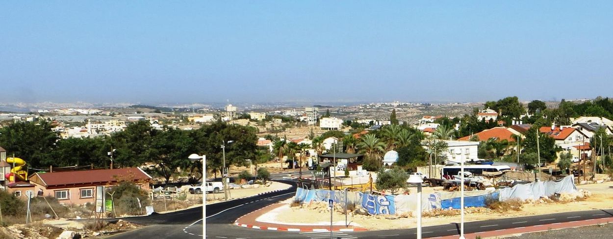 Шаарей-Тиква в 2014 году. На заднем плане арабская деревня.