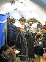 В женской части синагоги на могиле Шмуэля (фото Tamarah 26.08.2007)