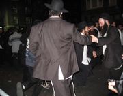 Евреи в Кроун-Хайтс, одном из кварталов Бруклина. Фото Йоэля Шмидта.