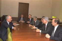 М. Горбачев (слева) беседует с министром иностранных дел Израиля Д. Леви (второй справа). 29 января 1992 г. Фото Я. Са‘ара. Государственное бюро печати. Израиль.