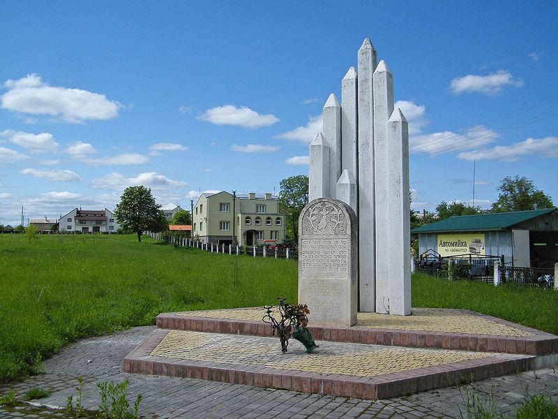 Файл:Золочев. Памятник погибшим евреям..jpg
