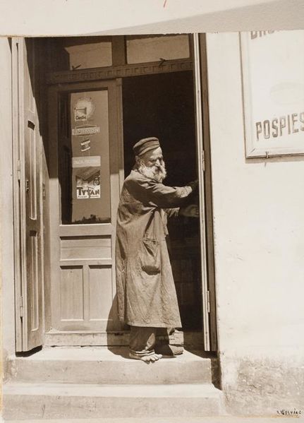 Файл:2 Beggar standing outside Jewish printing shop during the Polish antisemitic boycotts, Lask or Lodz.jpg