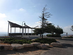 Высшая точка Альфей Менаше (сзади виден берег моря)