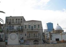 Проход между домами на ул. Защитников, 1 - в доме находится ресторан Абу Юсуфа