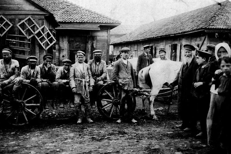 Файл:Евреи-извозчики в Кореце.jpg