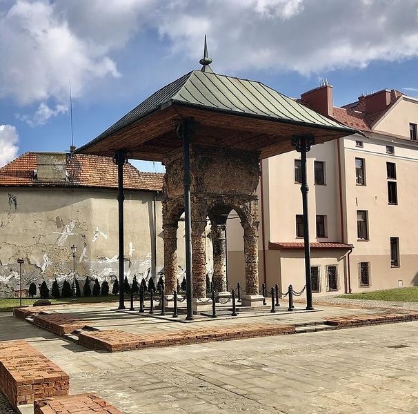 Файл:Bima Starej Synagogi w Tarnowie.jpg